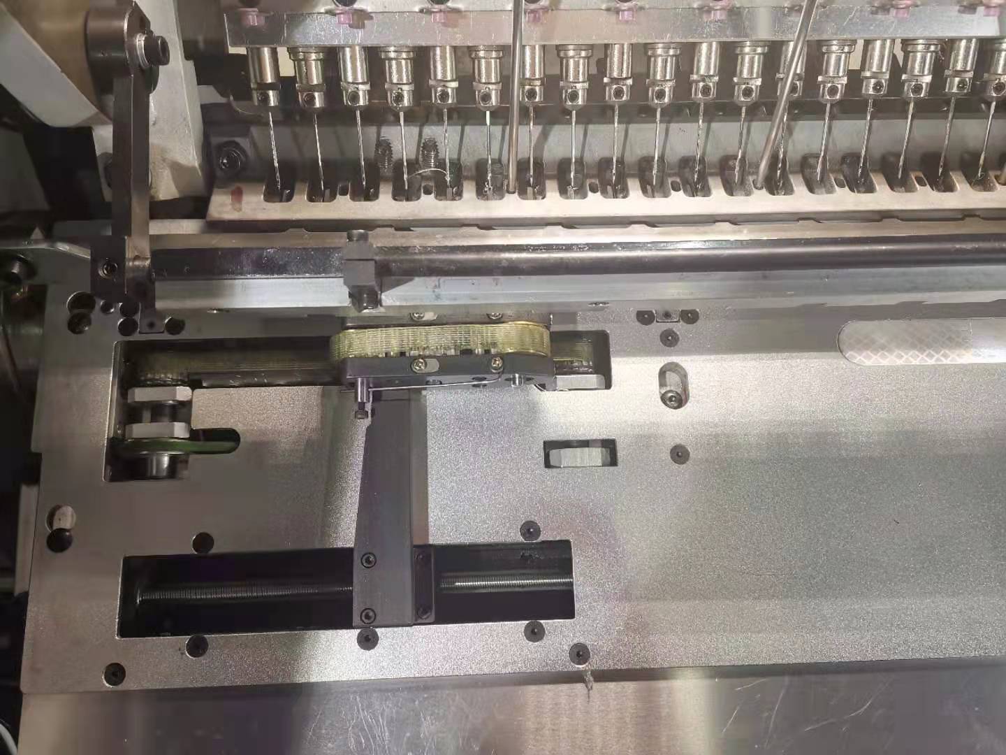 Máquina de coser y plegadora de papel totalmente automática