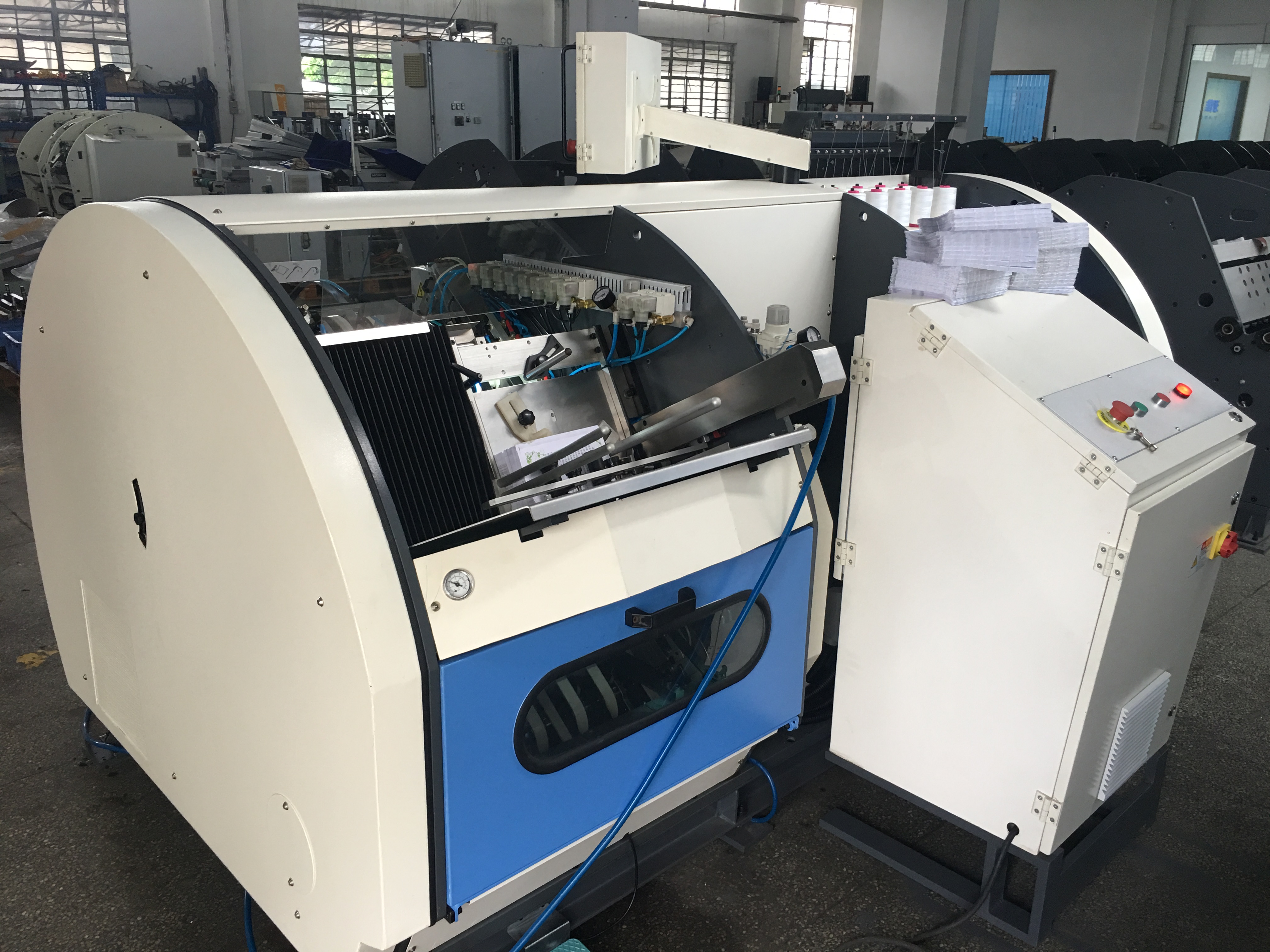 Máquina de coser de libros de hilo automático por alimentador automático
