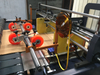 Máquina de corte de rollo de papel automático por corte de cuchillo rotativo.